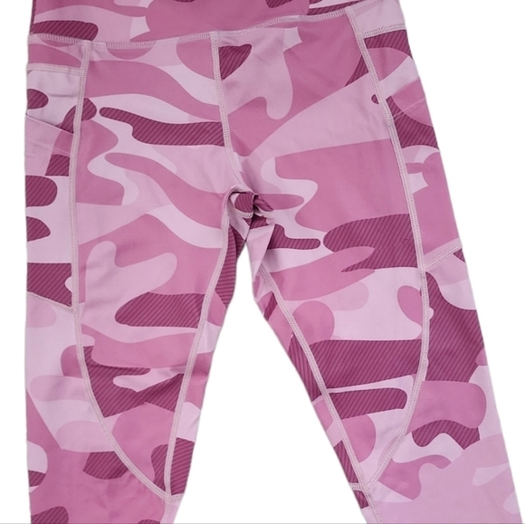 Zyia Active Pink Camo Pocket Hi-Rise Light N Tight Capris 20' Leggings Size 2. - Picture 5 of 8